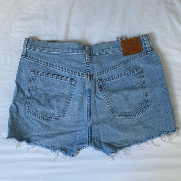 LEVI’s raw hem High Waisted Jean short w 4 buttons - Picture 2 of 5